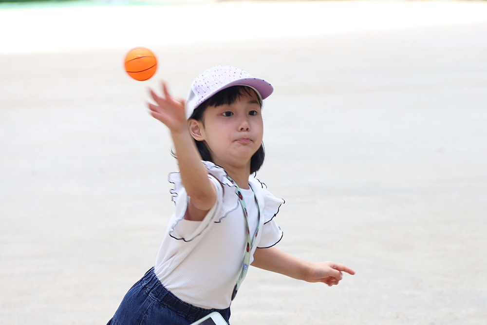 ボールを投げる子どもの画像