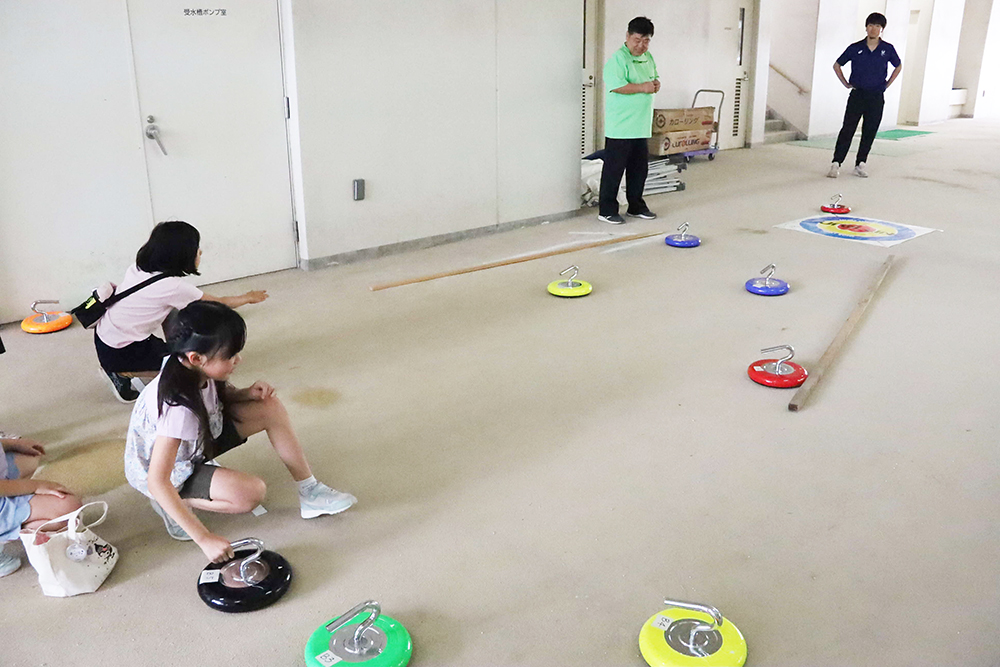 カローリングを体験する子どもの画像