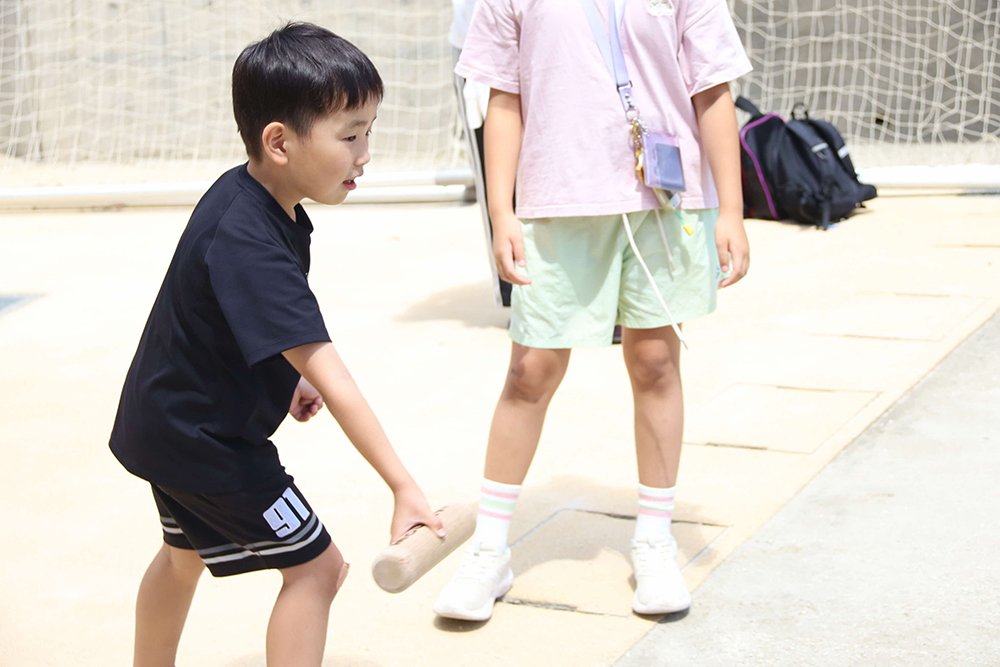 モルックを体験する子どもの画像