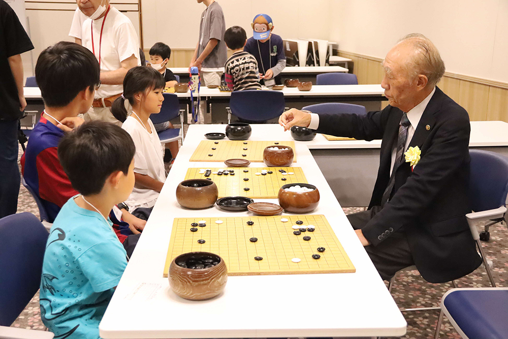 指導棋士の川本九段と参加者の画像