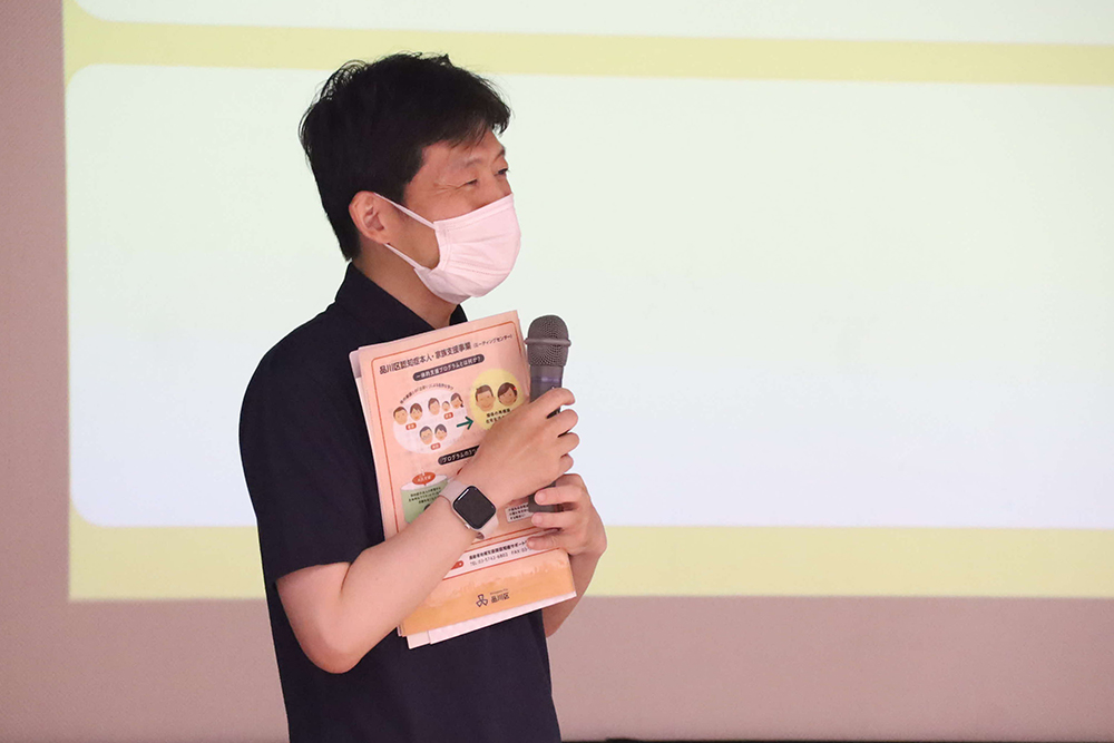 説明する講師のアップの画像