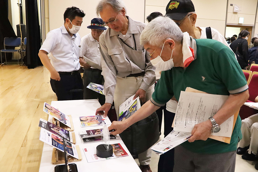 展示された補聴器を見る参加者の画像