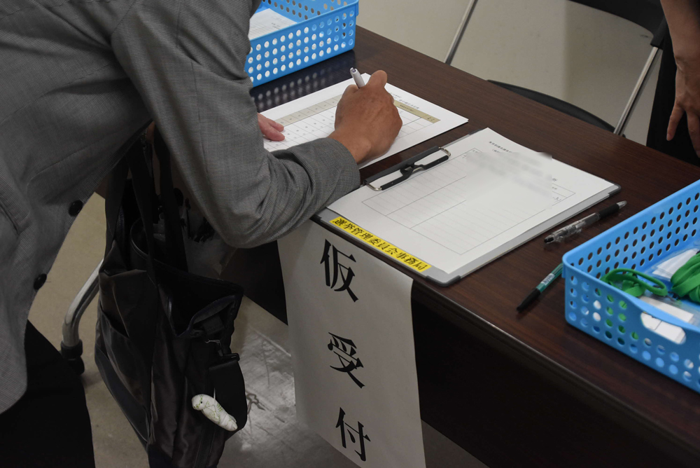 仮受付している様子の写真