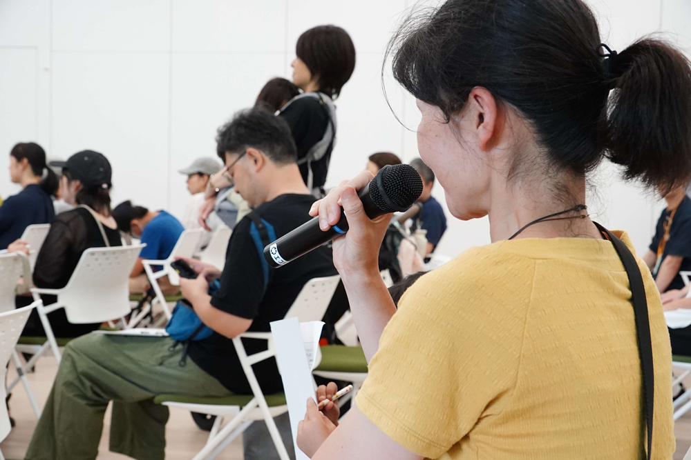 質問している様子の写真