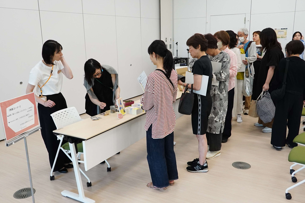 物販に並んでいる様子の写真