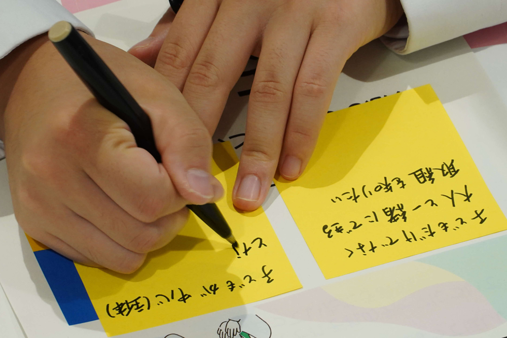 書いている様子の写真