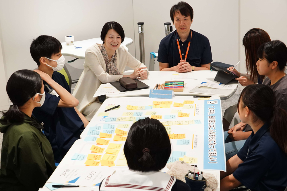 会議している様子の写真