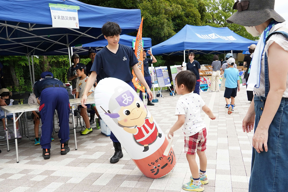 倒れない風船をたたいている様子の写真