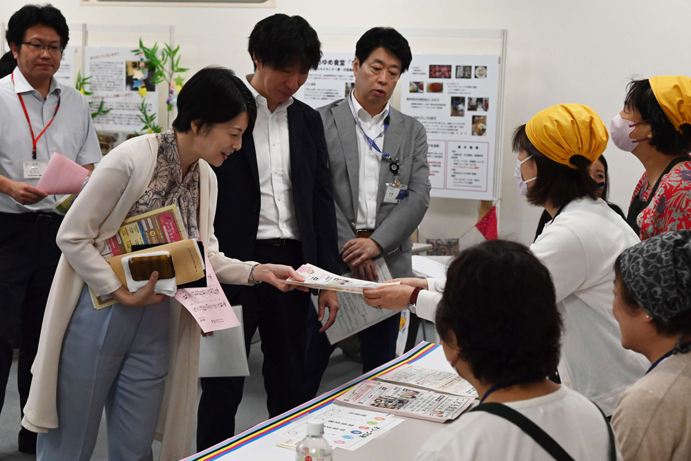 区長が視察している様子の写真