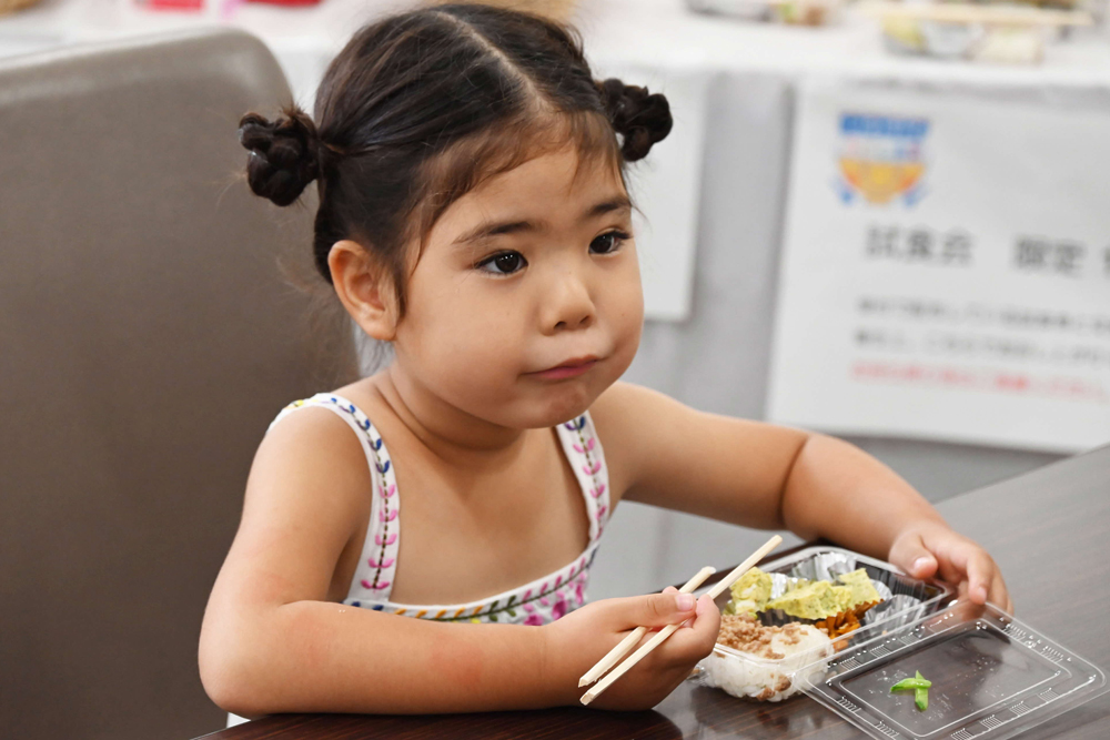 ご飯を食べている子どもの写真