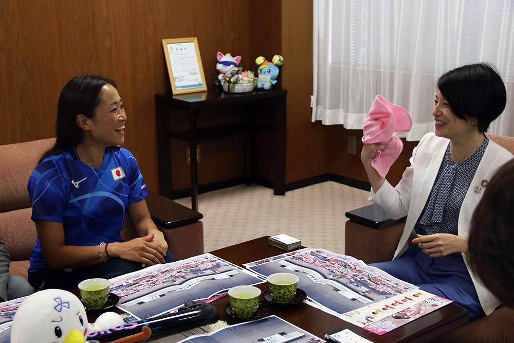 森澤区長と談笑している及川栞選手の写真