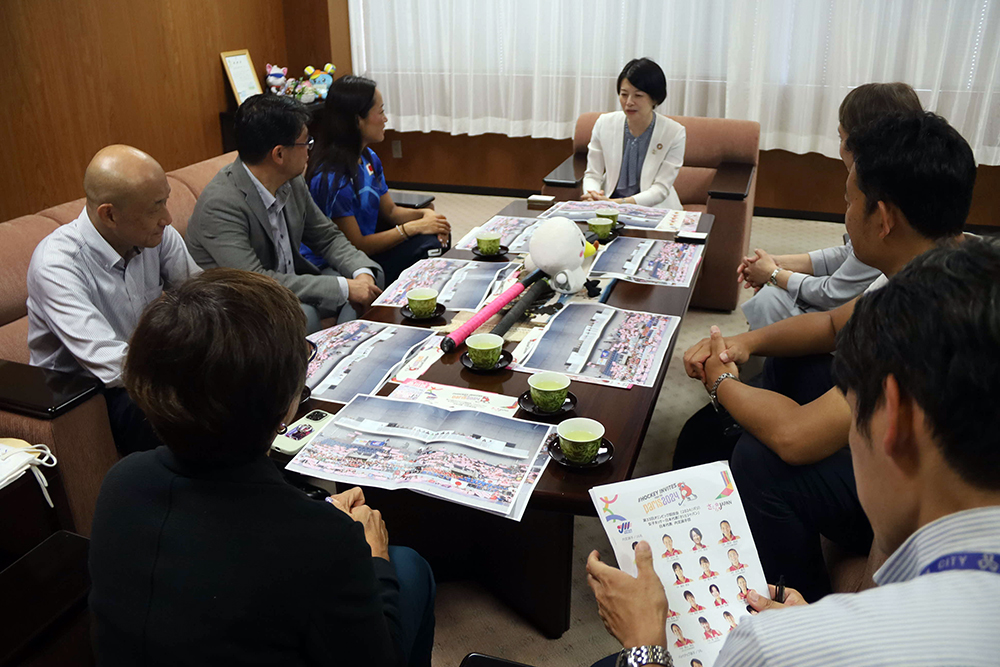 報告している様子の写真
