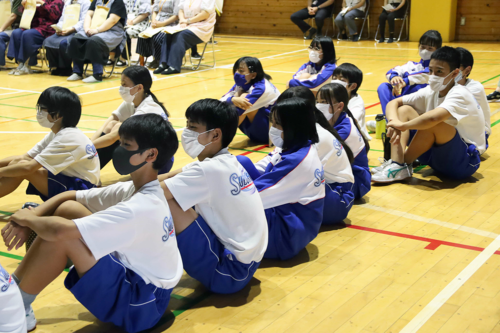 話を聞く生徒たちの画像