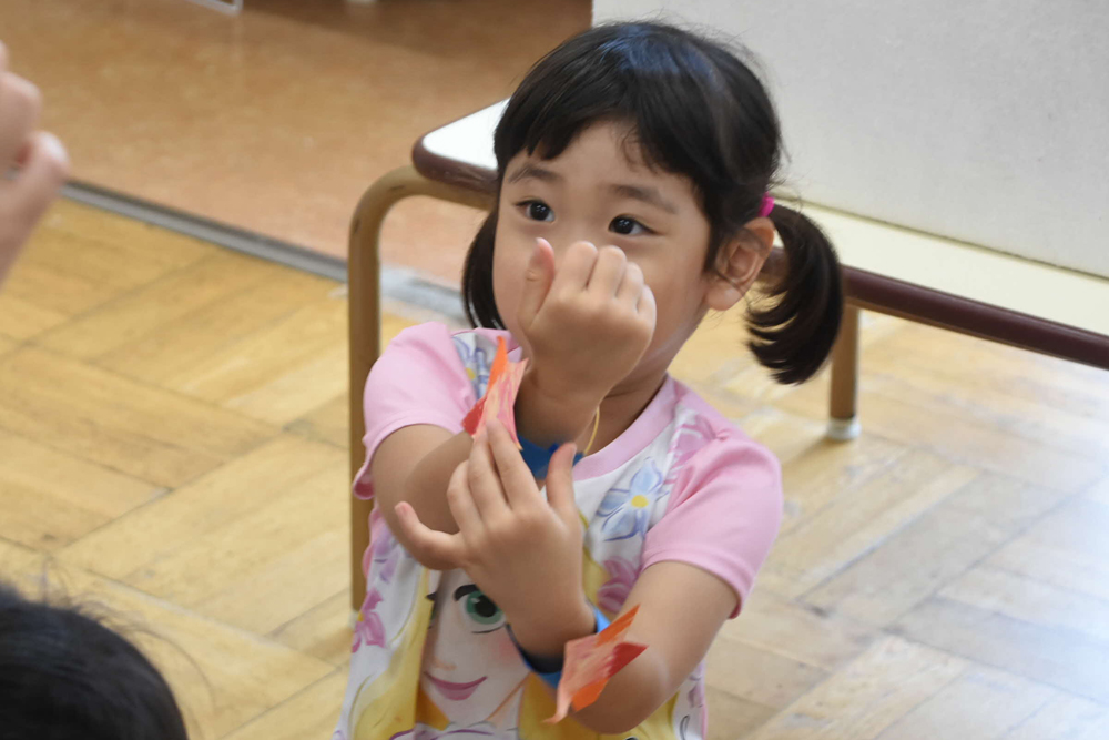 手に付けた飾りを見せている様子の写真