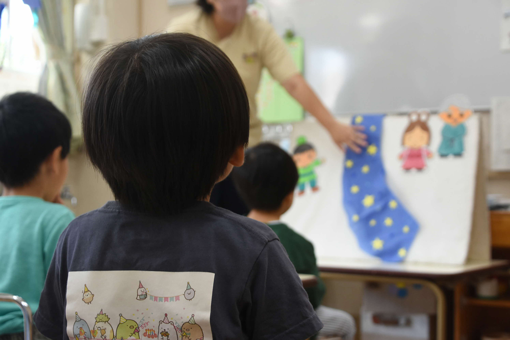 話を聞いている様子の写真