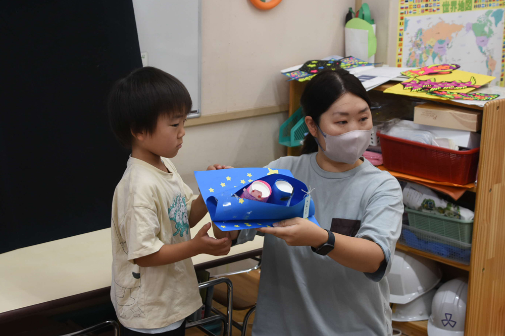 作った作品を発表している様子の写真