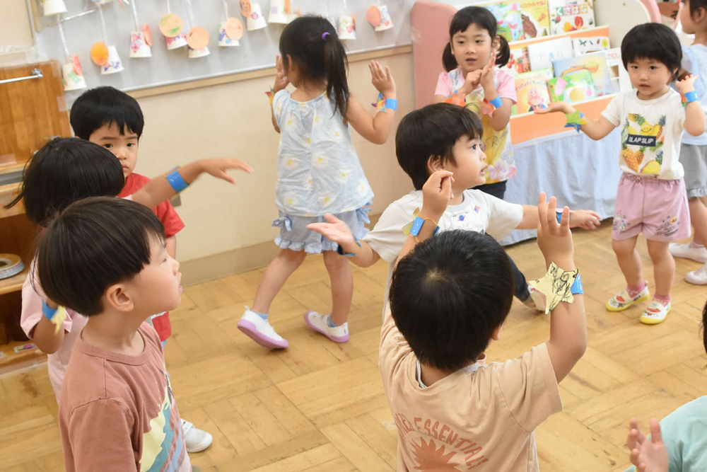 踊っている様子の写真
