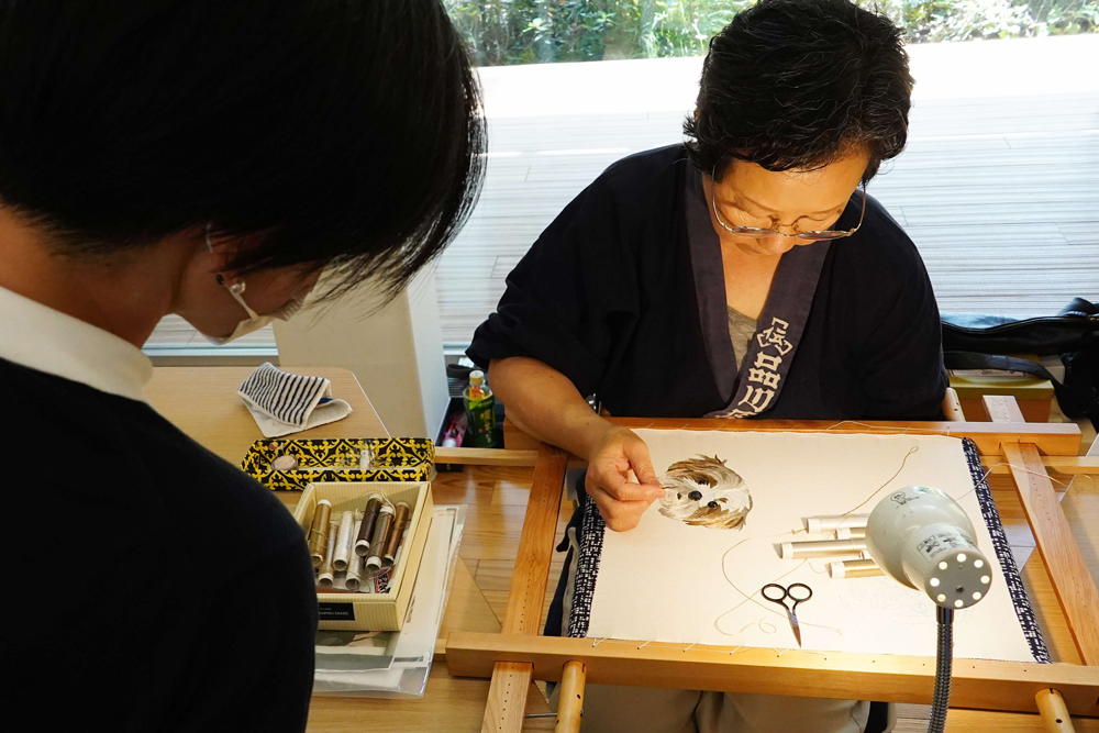 作業している職人を上から見ている様子の写真