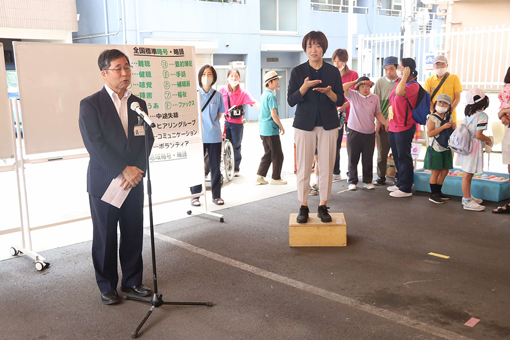 あいさつする施設長の画像