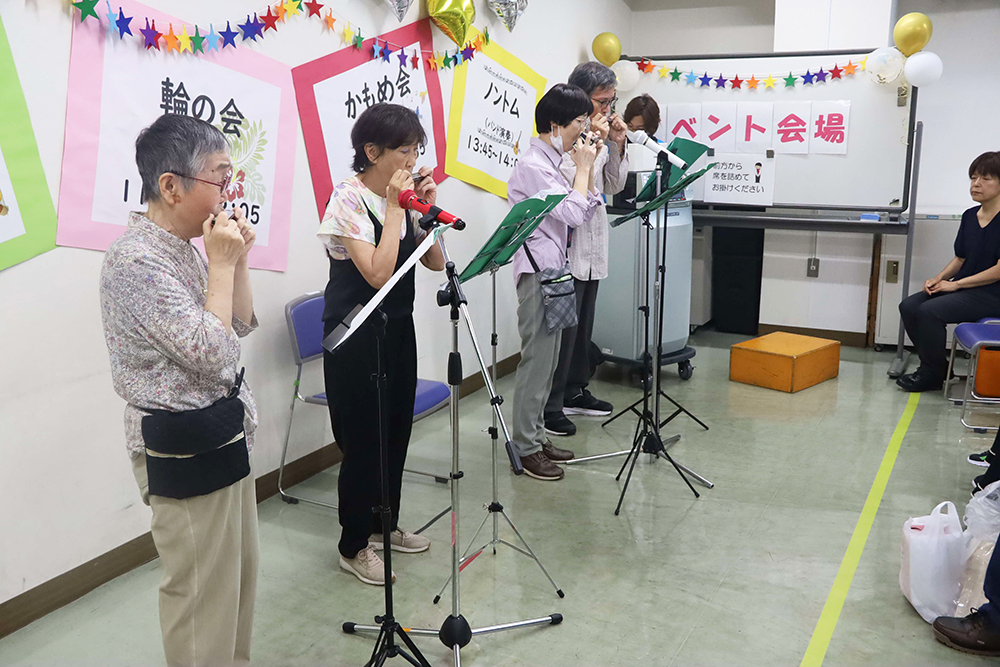ハーモニカを演奏するグループの画像