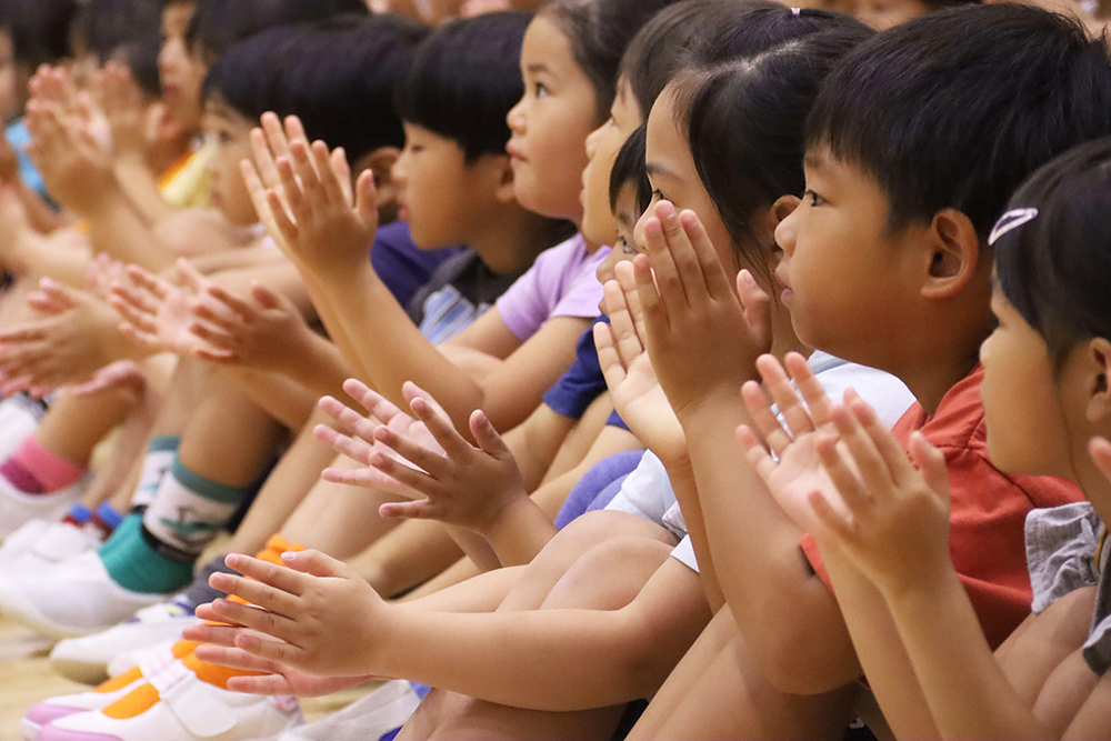 演奏を聞く城南幼稚園の園児の画像