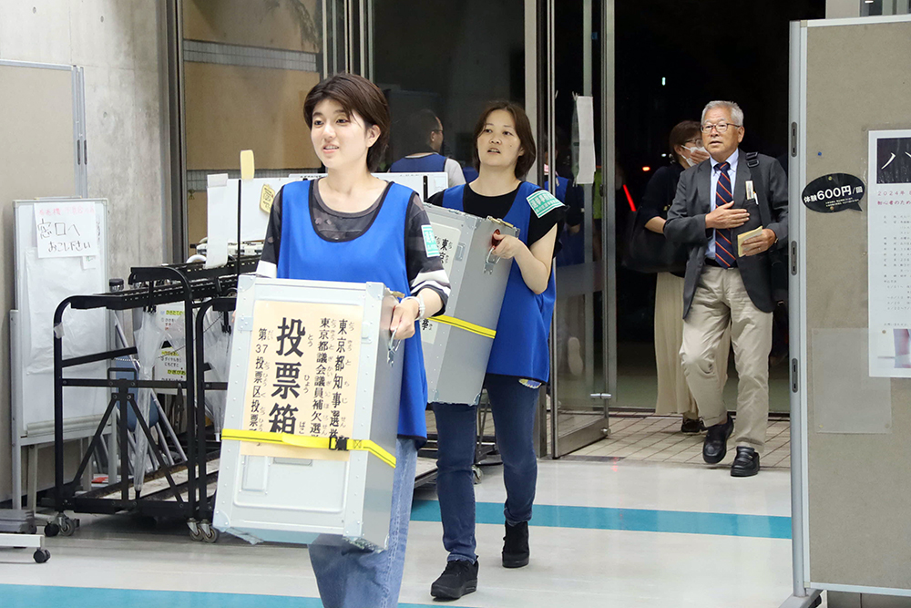 投票箱を運んでいる写真