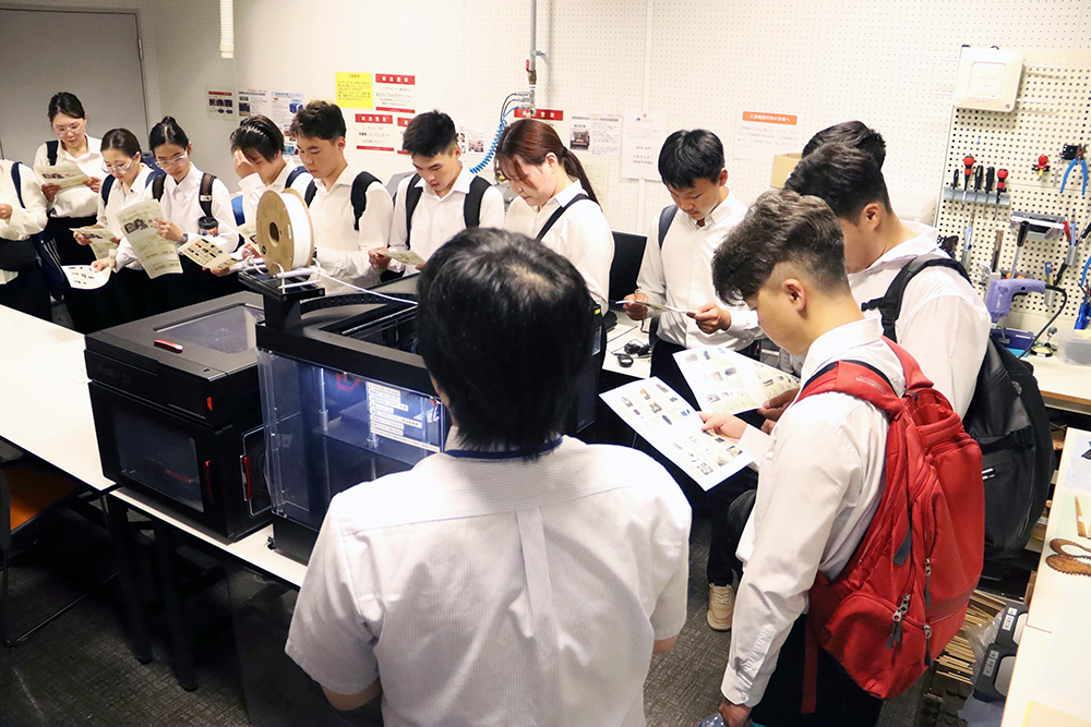 3Dプリンタを見学するモンゴル高専生の画像