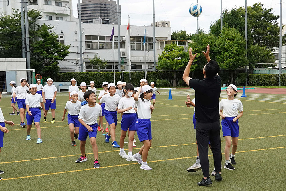 集合する小学生