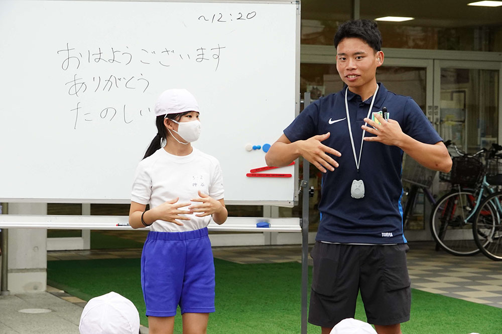 説明をする選手