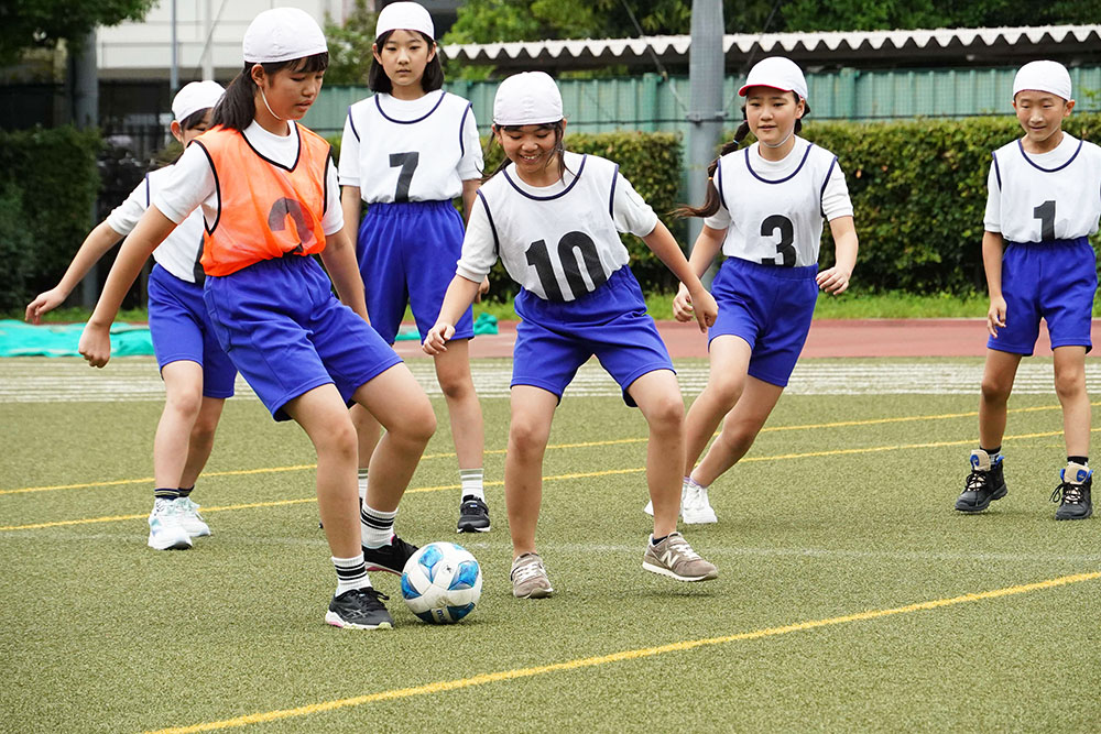 体験する小学生