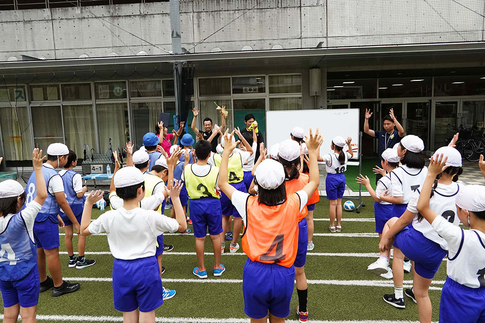 集合して体験する小学生