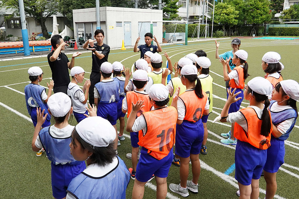 講師の話を聞く小学生