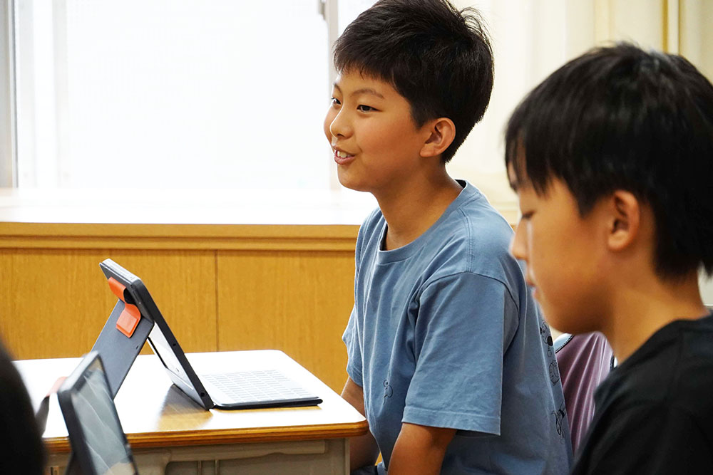 アドバイスを受ける小学生の画像