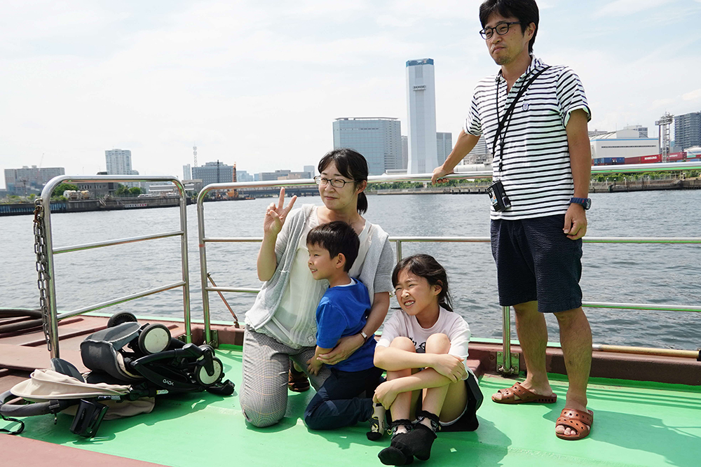 外に出て記念撮影している写真