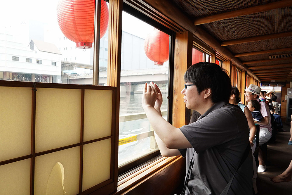 船内から外の景色をカメラで撮っている写真