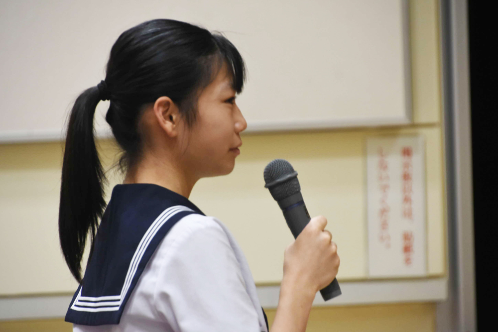 決意表明している様子の写真