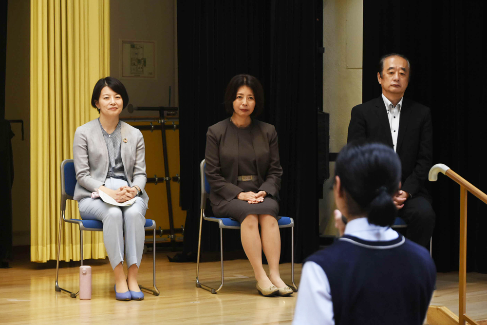 表明越しの区長たちの写真