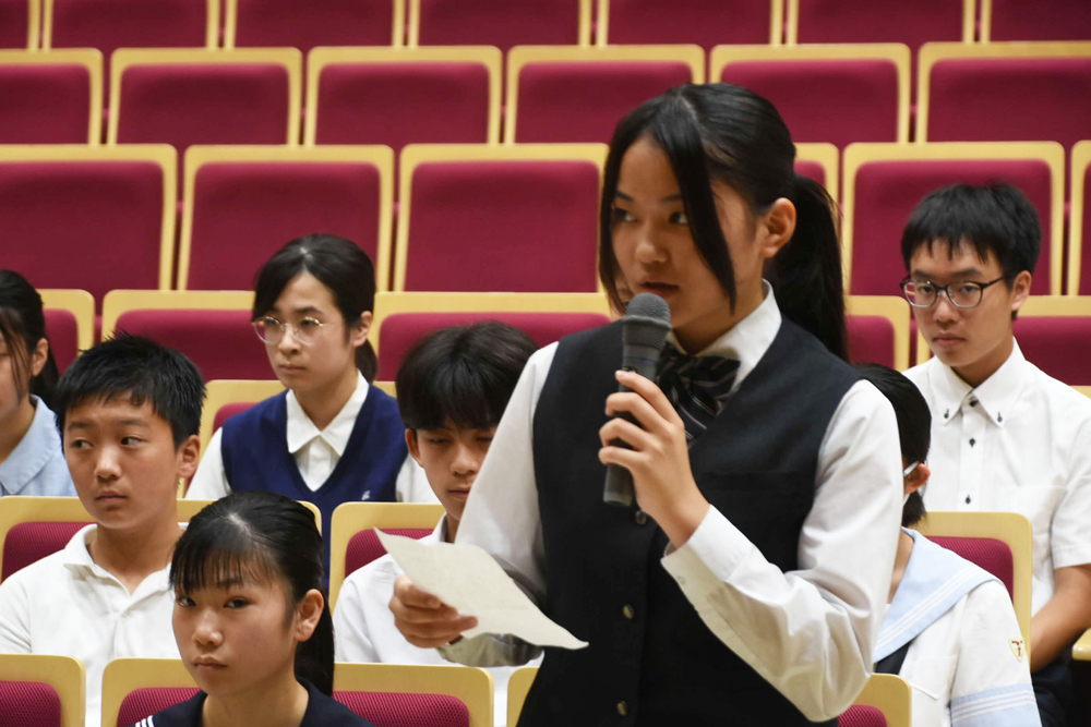 決意表明している様子の写真