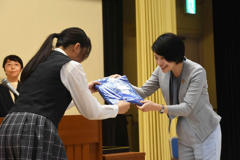 記念品をもらっている様子の写真
