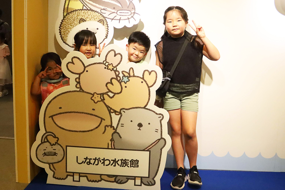フォトスポットで写真を撮る子どもたちの画像