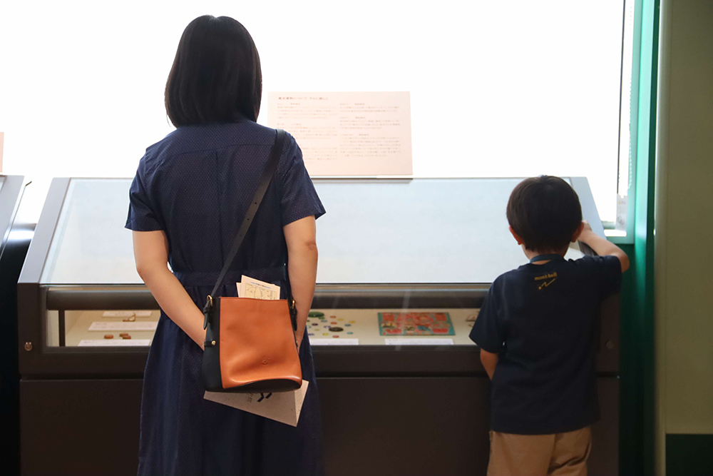 親子で展示品を見ている画像