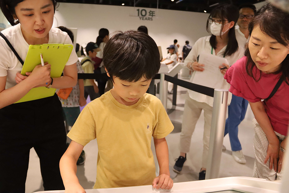 ゴミ分別タイムアタックを楽しむ子どもの画像