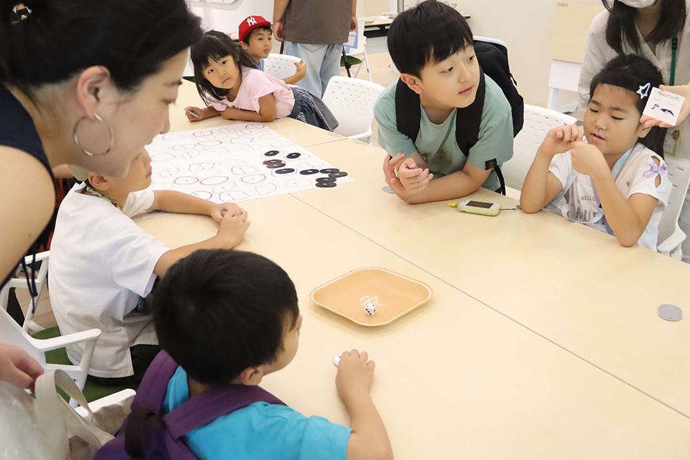 すごろくを楽しむ子どもたちの画像