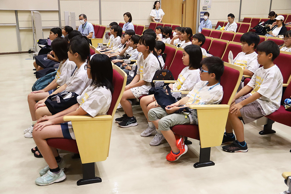 話を聞く子どもたちの画像