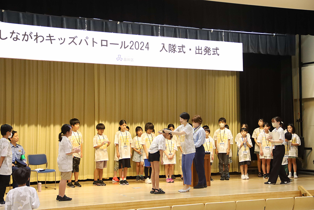 入隊賞を渡す広めの画像
