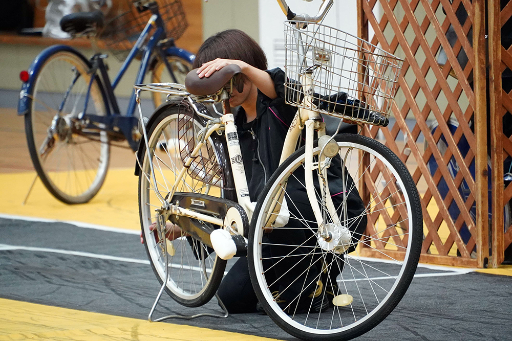 自転車を点検している写真