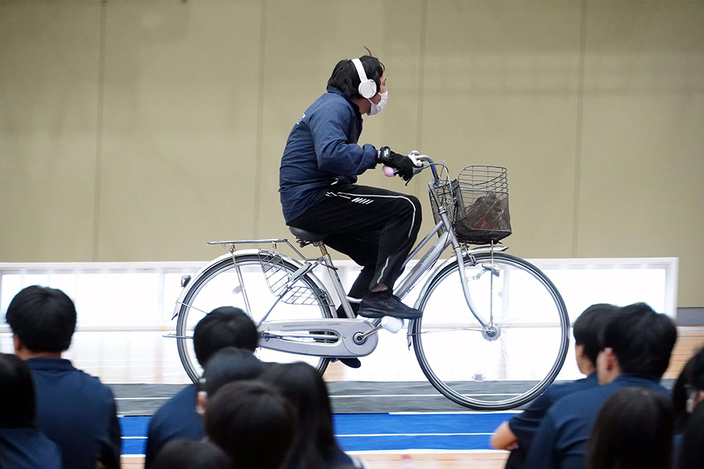 ヘッドフォンしながら自転車を乗っている写真