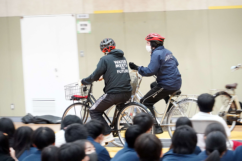 自転車が並走している写真
