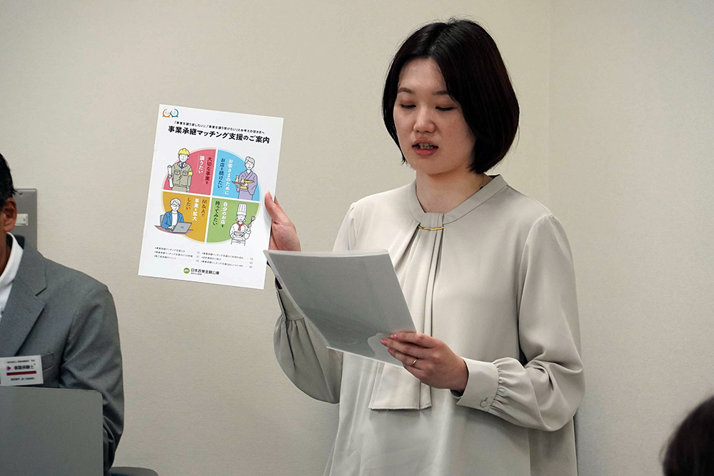 説明している写真