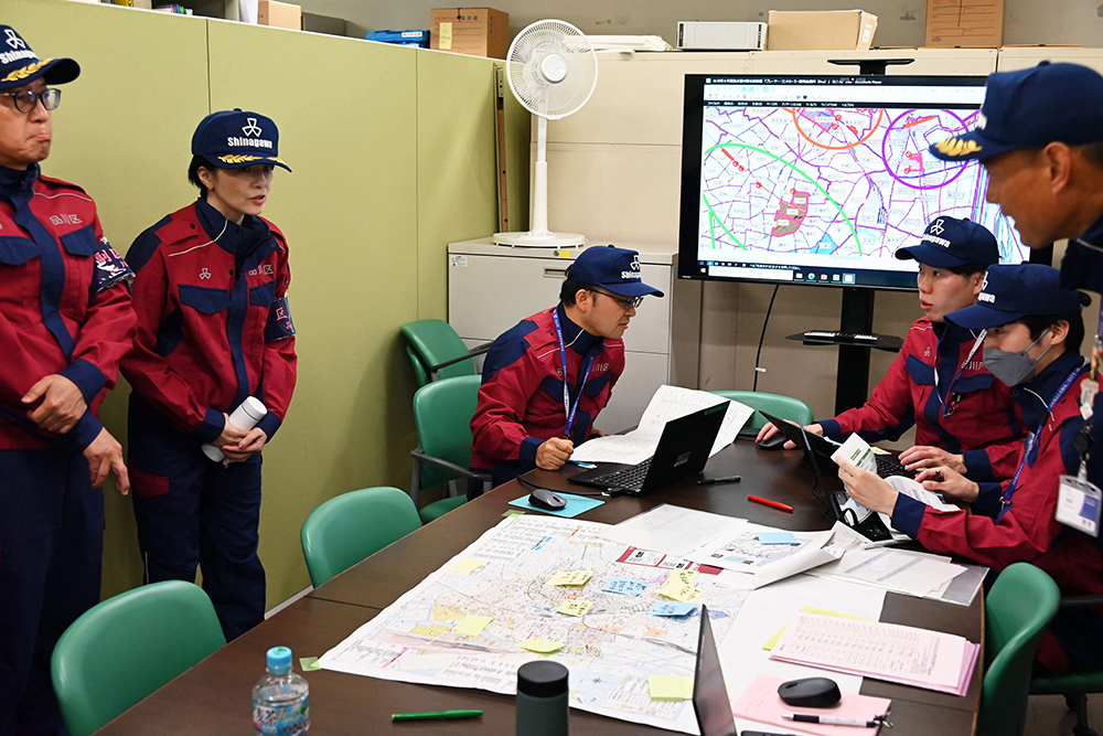 森澤区長と副区長が確認している写真
